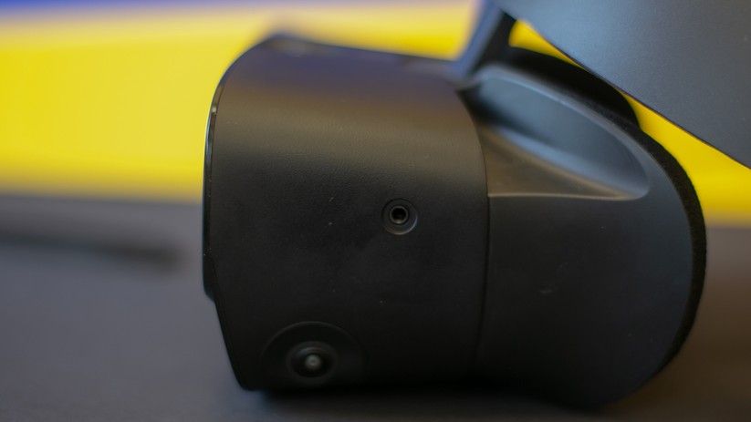 Links ist neben der Kamera auch der Klinkenanschluss für das Headset