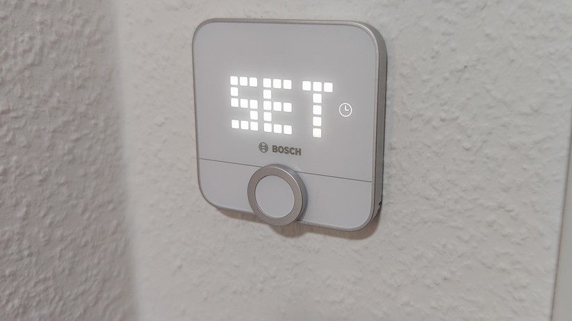 Das außergewöhnliche LED-Matrix-Display des Bosch-Thermostats leuchtet maximal 30 Sekunden. Home-Assistant-Anwender können es mit einer Automatisierung dauerhaft zum Leuchten bringen. Das könnte sich aber negativ auf die Lebensdauer der LEDs auswirken.