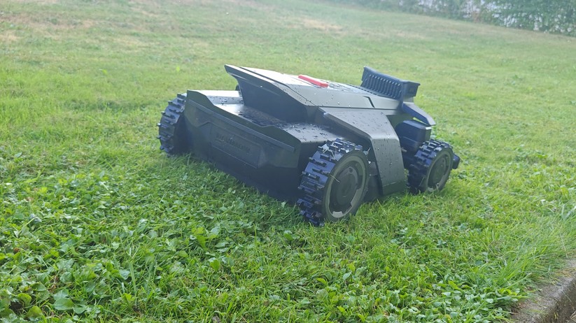 Segway Navimow X420: Großer und schwerer Allrad-Mähroboter mit RTK- und Kamera-Navigation für Rasenflächen bis 2000 m², 42 cm Schnittbreite, lenkbare Vorderräder, aber ohne Kantenschnittoptimierung.