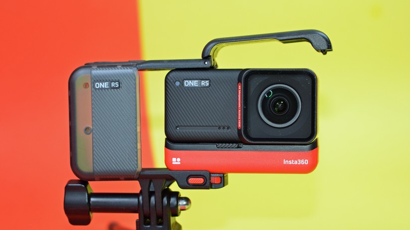 Insta360 One RS: Der Verschluss der Halterung ist stabil und einfach zu bedienen.
