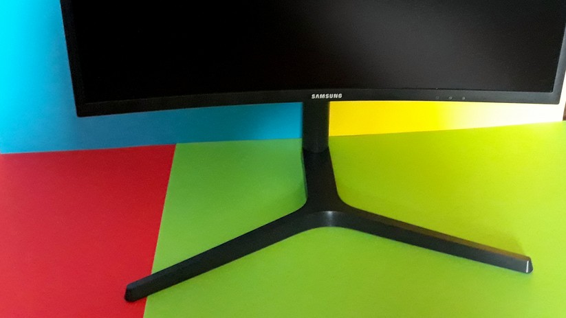 Der ausladende Standfuß nimmt relativ viel Platz weg und sieht noch dazu nicht besonders gut aus.