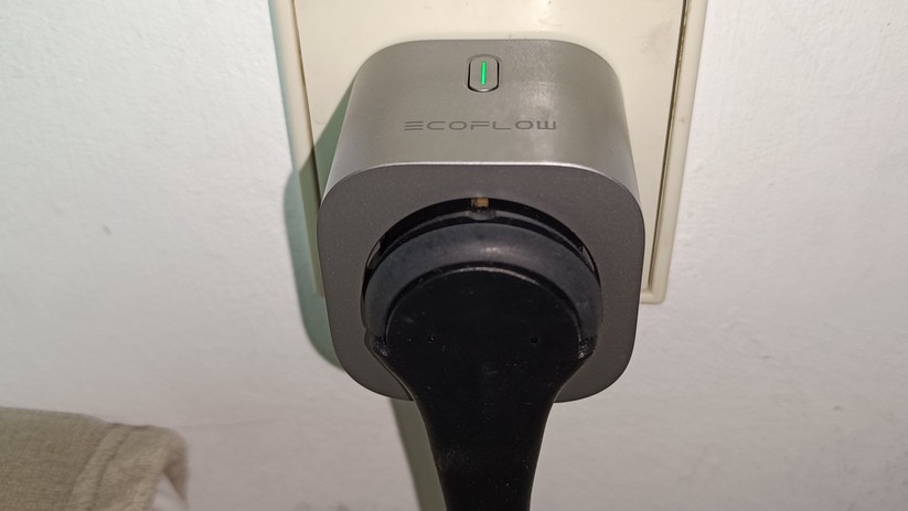 Der Ecoflow Smart Plug sendet den anliegenden Verbrauch an den Wechselrichter.