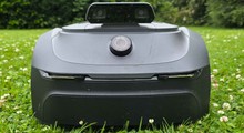 Der Mähroboter Mova Viax 500 navigiert mithilfe von LiDAR und Kameras. Er bietet eine Schnittbreite von 20 cm und mäht Flächen bis zu 600 m².