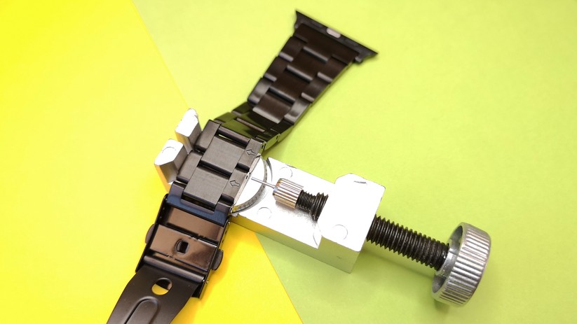 Das Werkzeug (zum Kürzen des Armbandes) gehört zum Lieferumfang.