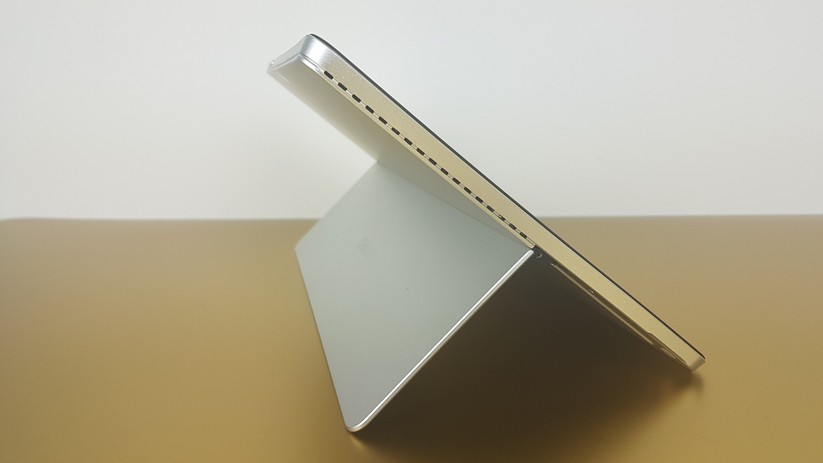 Sound tönt beim SurBook mini nur von links, auf der rechten Seite sitzt kein Speaker.