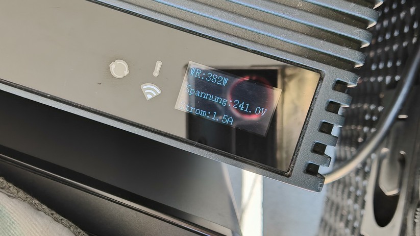 Solakon One: Ein kleines Display zeigt die wichtigsten Betriebsparameter.