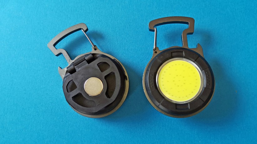 Diese kleine Leuchte hat einen Haken und eine Magnethalterung.