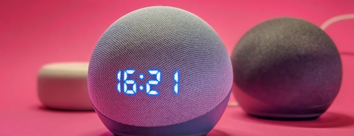 Amazon Echo Dot 4 mit Uhr 2020 im Test: klein, laut, rund