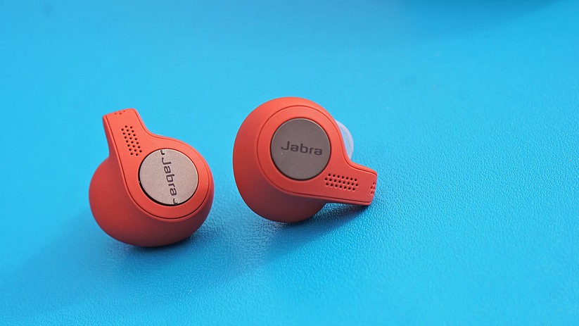 Die Bedienelemente sitzen an den Jabra Elite Active 65t