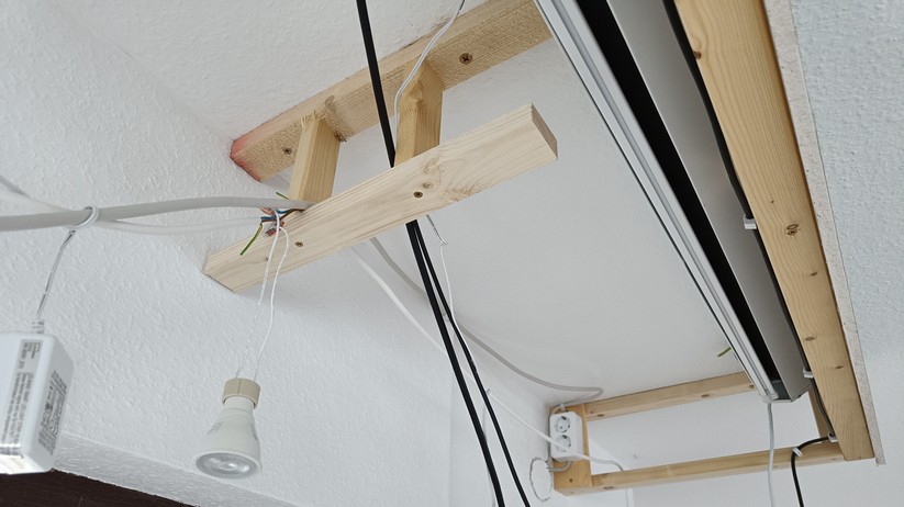 DIY Heimkino mit Beamerlift und Motorleinwand