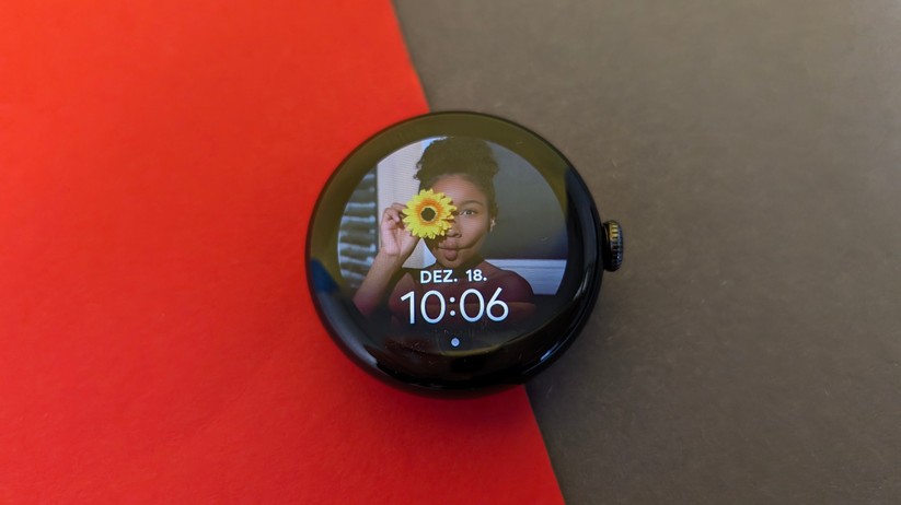 Auch bei der Pixel Watch 2 setzt Google wieder auf eine geschwungene Glaskuppel über dem Display. Dieses ist leider aber immer noch recht klein und hat dicke Ränder.