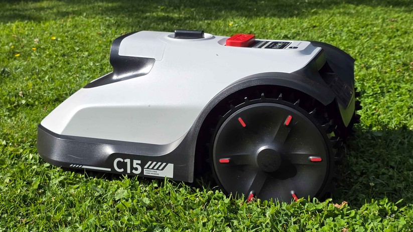 Der Eufy C15 navigiert ausschließlich mithilfe von Kameras, bietet eine Schnittbreite von 18 cm und ist für eine Rasenfläche bis 500 m² geeignet. Ideal für kleinere Stadtgärten, in denen ein RTK-Empfang meist problematisch ist.