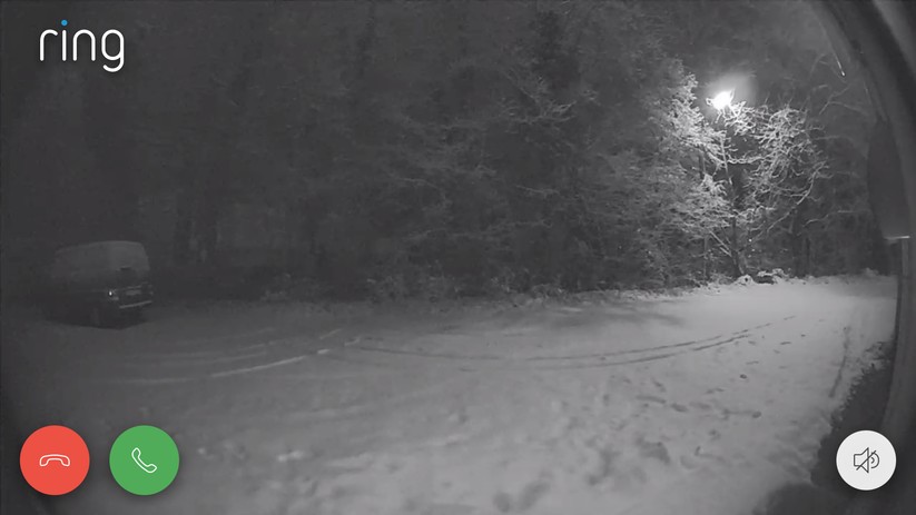 Auch bei Dunkelheit gibt es ein erfreulich gutes Weitwinkel-Bild. Objekte in der Nähe werden von der integrierten IR-Beleuchtung angestrahlt.