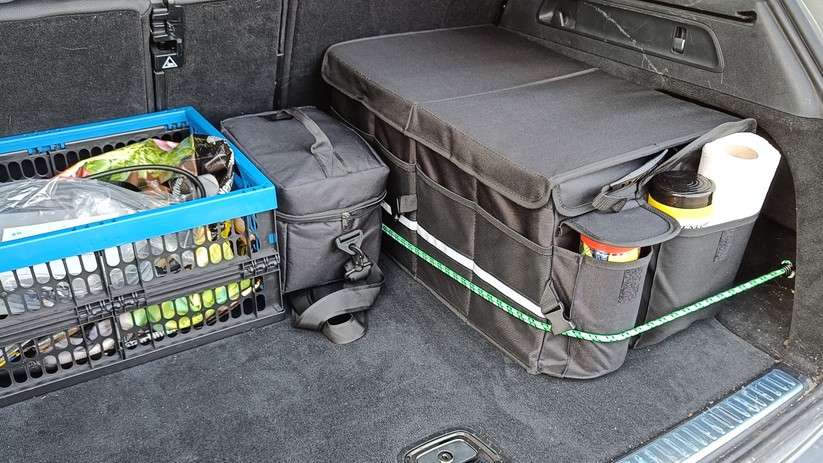 Die Box im Kofferraum hält Lebensmittel kühl und verhindert das verrutschen einzelner Gegenstände. 