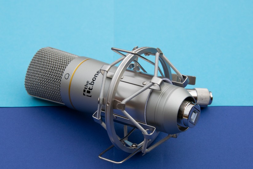 Das Großmembran-Kondensatormikrofon hat die Richtcharakteristik einer Superniere und nimmt dadurch nur sehr eng von vorne auf.