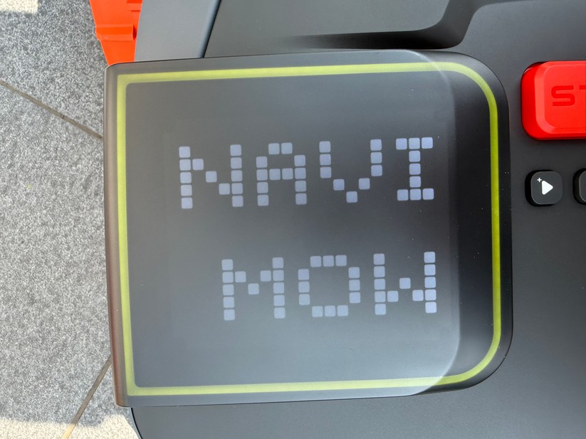 Auf der Oberseite gibt es ein großes Matrix-Display für Status-Informationen, Akkustand und Begrüßung.