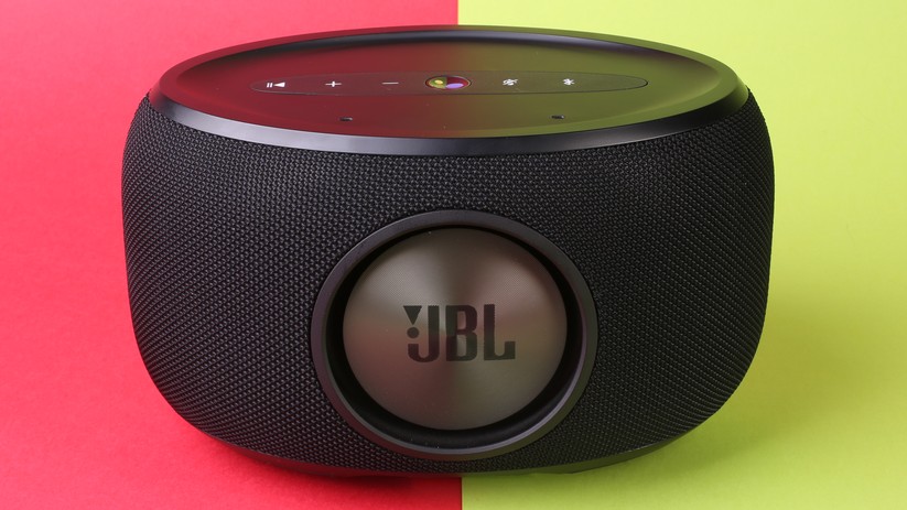 Damit der Bass besser zur Geltung kommt, ist das Gehäuse auf einer Seite offen.