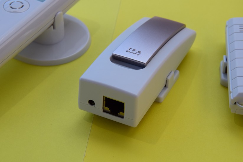 Das Gateway wird per LAN-Kabel an den Router angeschlossen. Es zeichnet selbst keine Messwerte auf, empfängt aber alle Daten der anderen Sensoren.