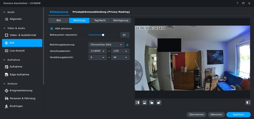 Synology CC400W: Die KI-Überwachungskamera bietet zahlreiche Einstellungsmöglichkeiten. Dazu zählen neben der typischen Erkennung von Personen und Fahrzeugen auch die Möglichkeit, diese zählen zu lassen. Die Bildqualität tagsüber geht in Ordnung. Dank HDR bietet sie ein ausgewogenes Bild. Bilder bei Dunkelheit sind aber nur mittelnäßig.