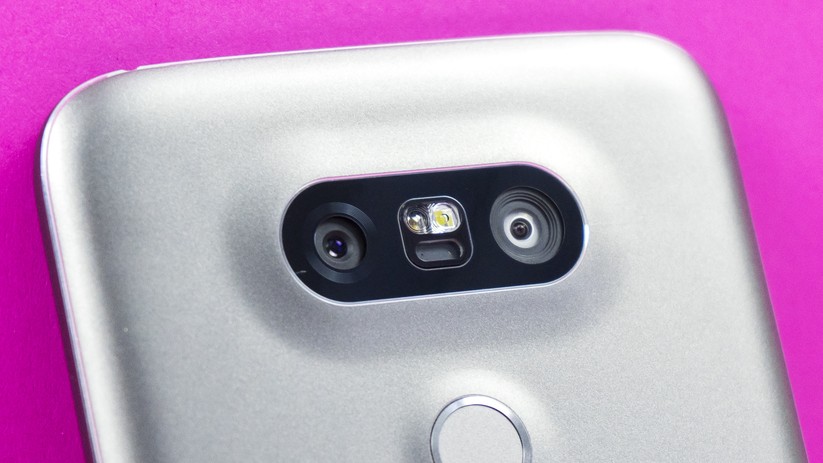 Das LG G5 hat zwei Kameras: links 16 Megapixel mit 78 Grad und rechts eine 8 Megapixel Kamera mit 135 Grad.