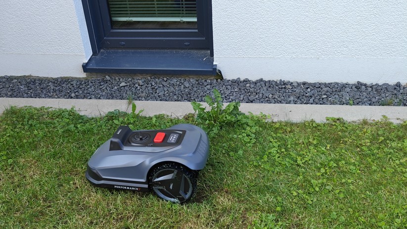 Natural Expression Performance 7: Kamerabasierter Mähroboter für Flächen bis 500 m² und einer Schnittbreite von 18 cm.