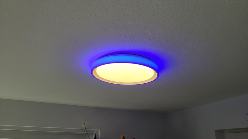 Die Aqara Deckenleuchte T1M funkt mit Zigbee und benötigt daher einen Hub. Sie ist außerdem kompatibel zu Homekit und Matter, sodass sie auch von anderen Smart-Home-Zentralen wie Apple Home, Samsung Smartthings, Homey Pro, Home Assistant, Google Home sowie Amazon Echo und Echo Hub steuern lässt. Die Hauptlampe mit einem Durchmesser von knapp 50 cm unterstützt eine Weißfarbton-Steuerung, während das umlaufende Seitenlicht dank RGBIC-Technik sehenswerte Animationen und Farbverläufe darstellen kann. Ihre LEDs sind hell genug, um einen Raum mit einer Größe von bis zu 25 m² zu beleuchten. Die maximale Leistungsaufnahme beträgt 25 Watt.  