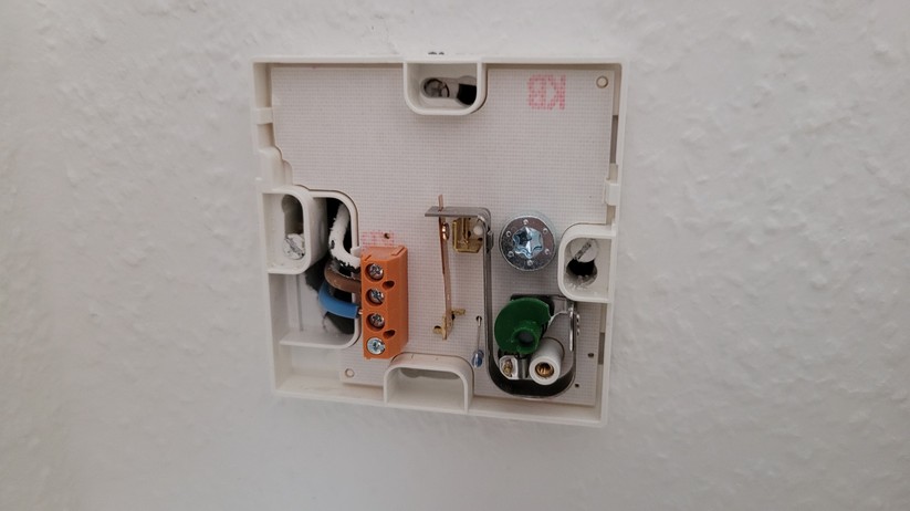 Das Meross-Thermostat ersetzt die analoge Variante von Reisser Therm.