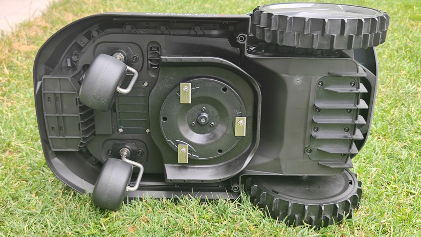 Natural Expression Performance 7: Kamerabasierter Mähroboter für Flächen bis 500 m² und einer Schnittbreite von 18 cm.
