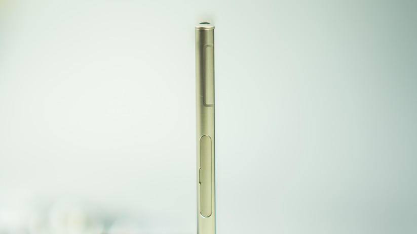 Unter den Streifen an den Seiten des Xperia XZ1 sitzen Antennen für die Kommunikation.