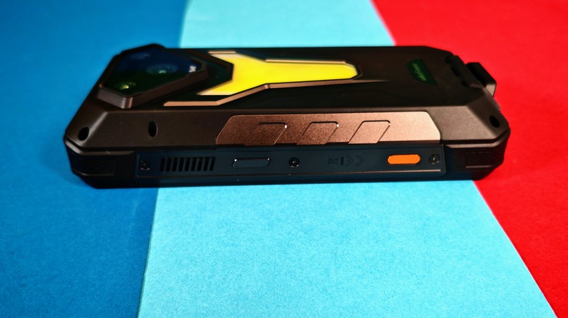  Outdoor-Handy mit Beamer, Nachtsichtkamera und XXL-Akku 