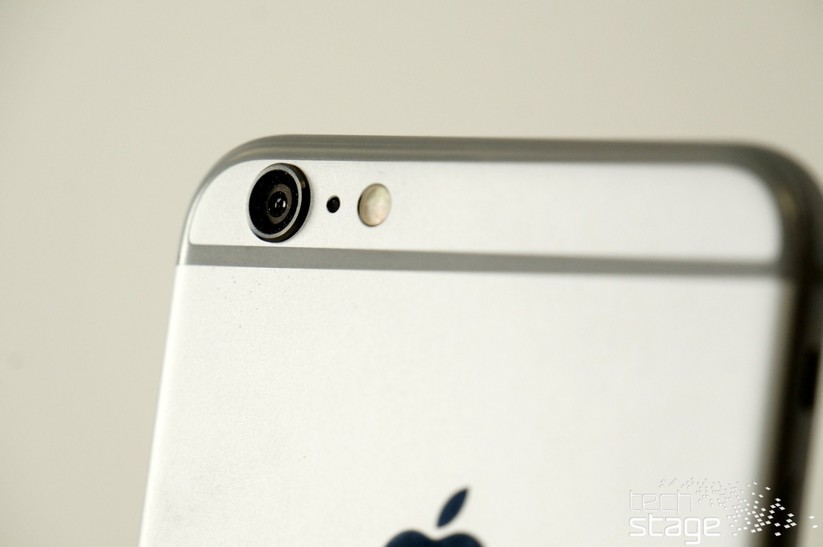 Das iPhone 6 Plus hat wie seine Brüder iPhone 6 und iPhone 5s eine 8-Megapixel-Kamera. Dem 5,5-Zoll-Modell vorbehalten ist allerdings ein optischer Bildstabilisator, der die Linsen in der Optik bewegt, um Verwacklungen seitens des Nutzers auszugleichen. Neu hinzugekommen ist außerdem eine 60-fps-Videofunktion bei Full-HD-Auflösung.