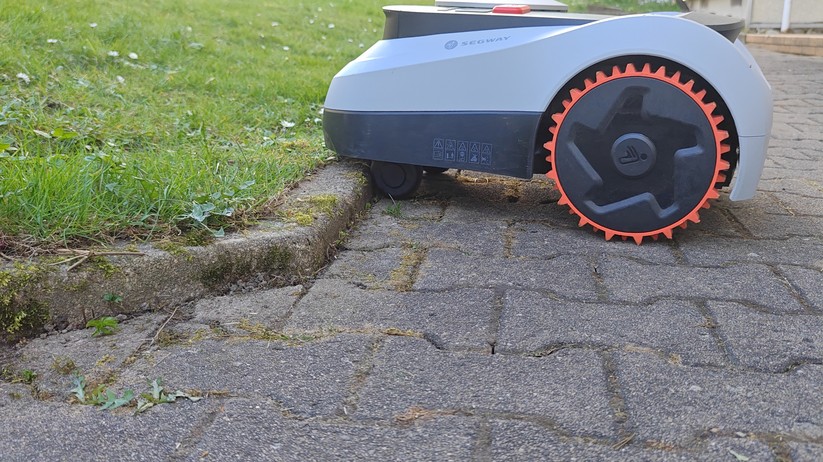 Randsteine mit einer Höhe von 4-5 cm verhindern, dass der Navimow i208 abgelegene Zonen erreicht.