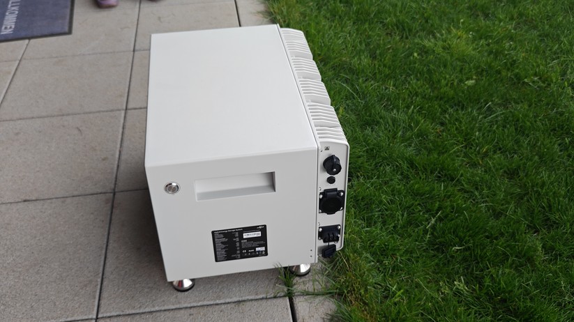 SunEnergyXT 500 Pro: Speicher für BKWs und kleine PV-Anlagen mit vier MPPTs und 5 kWh Kapazität