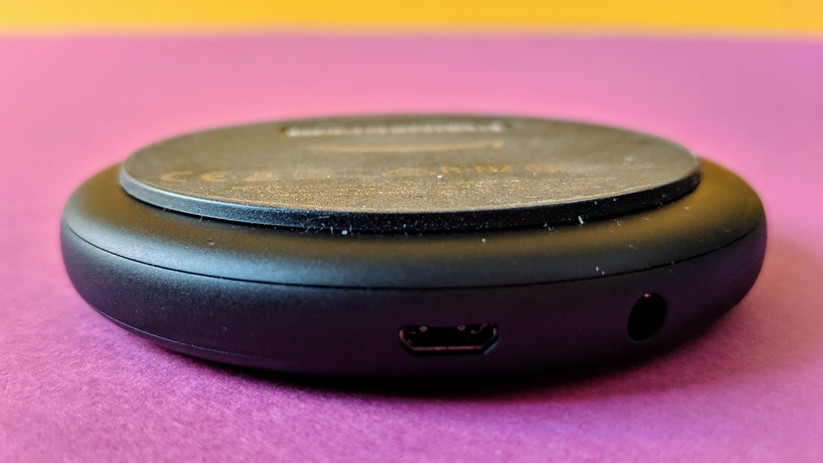 Die zwei Anschlüsse und die Gummiauflage des Amazon Echo Input.