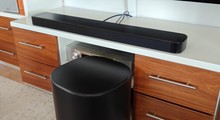 JBL Bar 800MK2: Soundbar mit riesigem Subwoofer und abnehmbaren Akku-Rear-Speakern