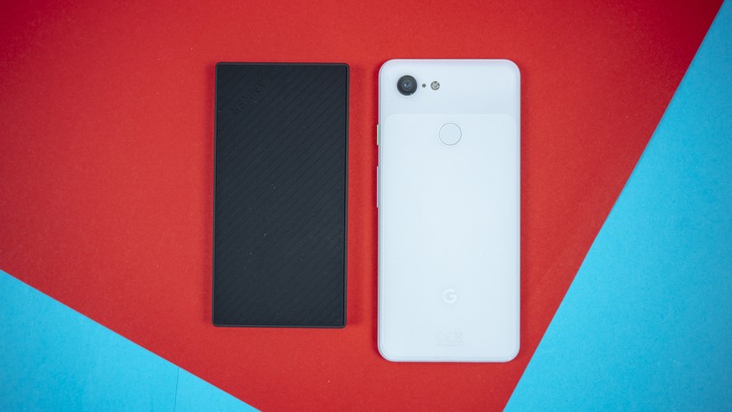 Anker Powercore 5000 neben einem Google Pixel 3.