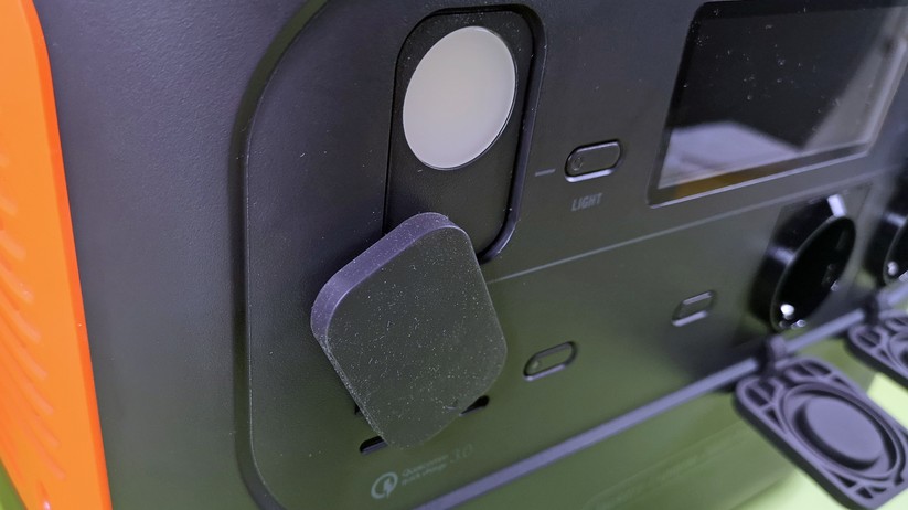 Selbst die helle Notlampe ist durch eine Abdeckung geschützt.