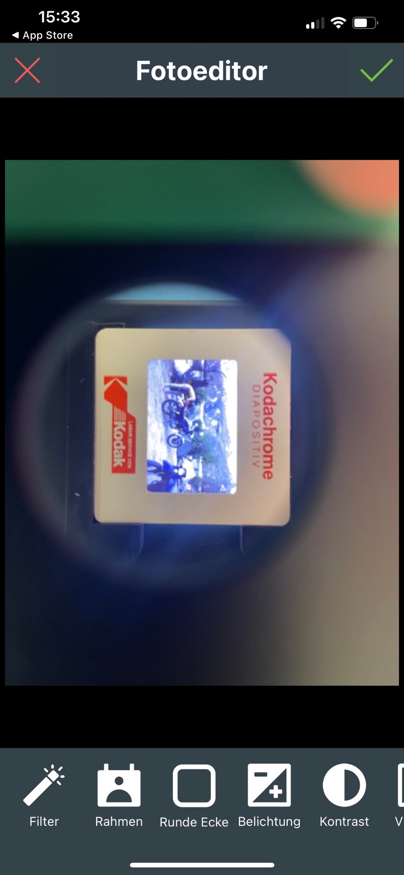 Der winzige Bildausschnitt muss alle Pixel des Dias transportieren. Selbst, wenn man sich die Mühe macht, Dia und Smartphone richtig auszurichten, die Bilder zu beschneiden und Beleuchtung und Weißabgleich anzupassen – die Ergebnisse taugen maximal als Schnappschuss für Social Media, aber auf keinen Fall als ernsthafte Digitalisierung von Dias.