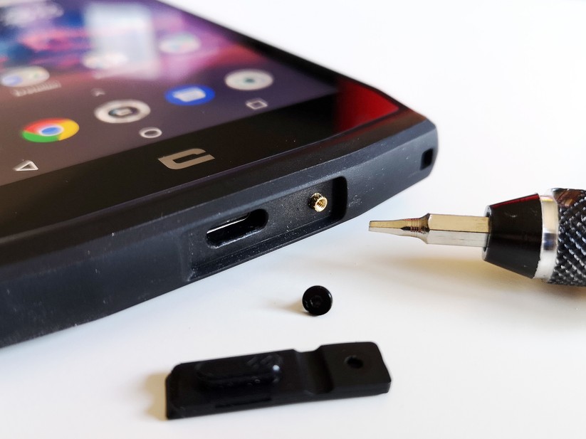 Die Klappe des USB-C-Ports ist wechselbar.