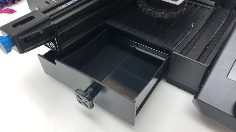 Praktisch ist die neue Schublade im Chassis, zum Beispiel für kleinere Werkzeuge wie Zangen, Pinzetten und Spachtel.
