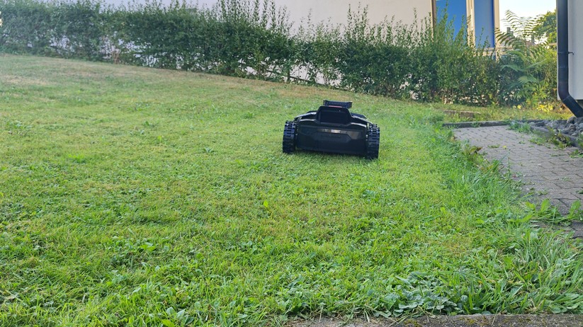 Segway Navimow X420: Großer und schwerer Allrad-Mähroboter mit RTK- und Kamera-Navigation für Rasenflächen bis 2000 m², 42 cm Schnittbreite, lenkbare Vorderräder, aber ohne Kantenschnittoptimierung.