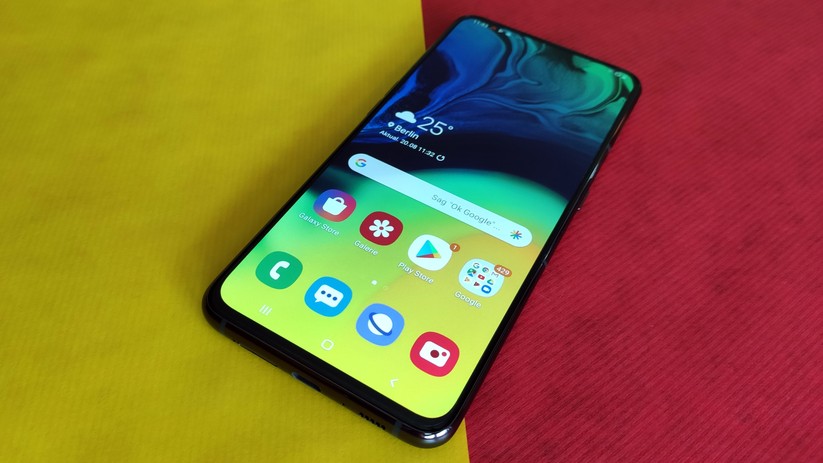 Keine Notch und nur unterhalb des Displays etwas Rand.