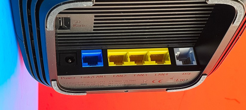 Telekom Speedport Pro: Anschlüsse von links: Rund = 1x Strom-Eingang. Blau = 1x Glasfasermodem. Gelb = 3x Gigabit-LAN-Ports. Grau = 1x DSL (Bild: Harald Karcher).