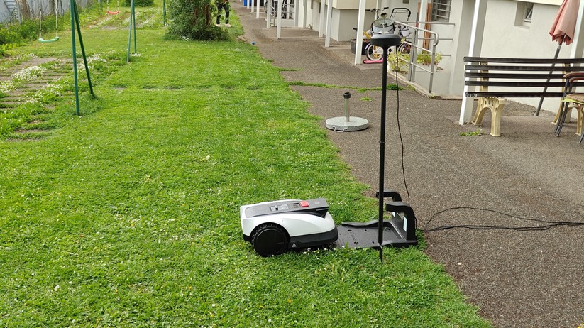  Dank RTK-Antenne navigiert der Mähroboter, ohne dass ein zeitaufwendiges Verlegen eines Begrenzungskabel nötig ist.