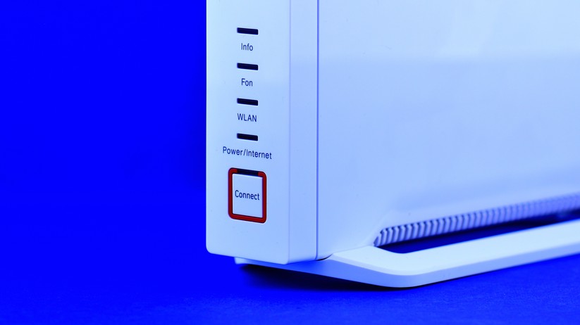 An der Fritzbox 4060 gibt es nur einen einzigen Knopf, und zwar den rot-weißen Connect-Taster. Nach dem Drücken dieser Taste lässt sich ein WLAN- oder DECT-Gerät anmelden.