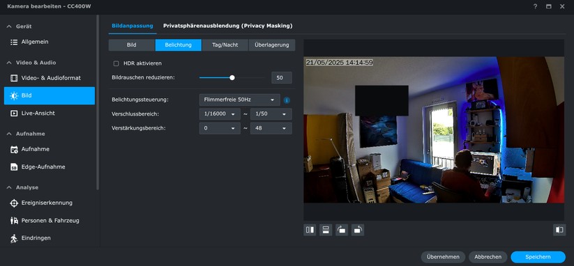 Synology CC400W: Die KI-Überwachungskamera bietet zahlreiche Einstellungsmöglichkeiten. Dazu zählen neben der typischen Erkennung von Personen und Fahrzeugen auch die Möglichkeit, diese zählen zu lassen. Die Bildqualität tagsüber geht in Ordnung. Dank HDR bietet sie ein ausgewogenes Bild. Bilder bei Dunkelheit sind aber nur mittelnäßig.