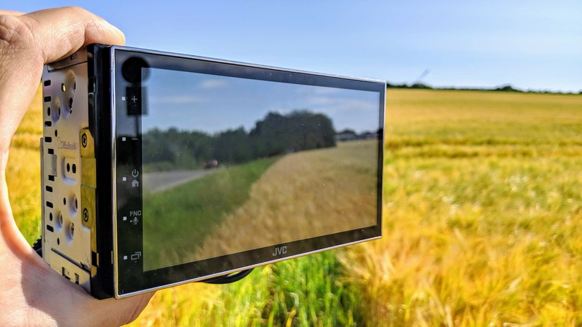 Keine physischen Knöpfe sind an einem Autoradio wie dem JVC sind zwar unpraktisch, zumindest optisch wirkt es dadurch aber sehr aufgeräumt. 