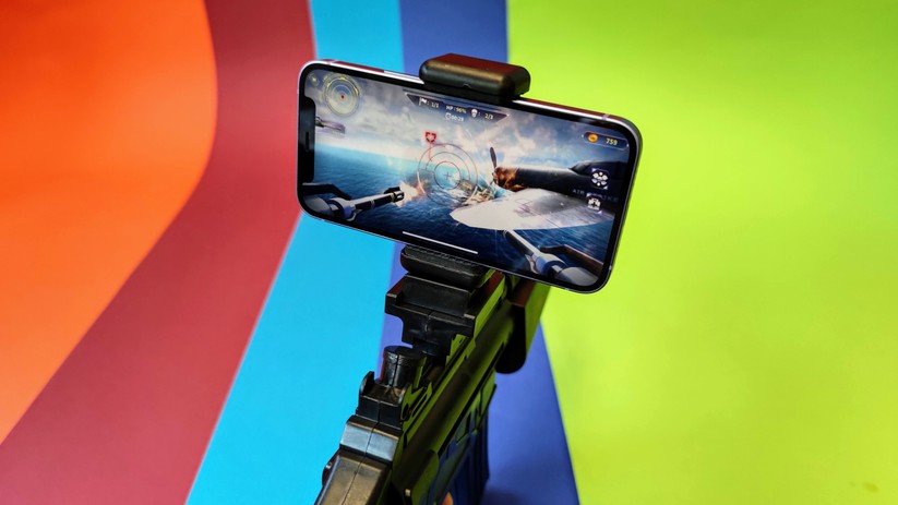 AR-Waffe mit iPhone 12 Mini