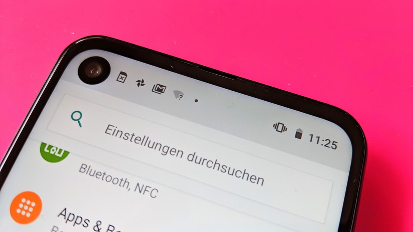 Der Statusbalken am oberen Rand ist wegen der großen Punch-Hole-Notch größer als gewohnt.