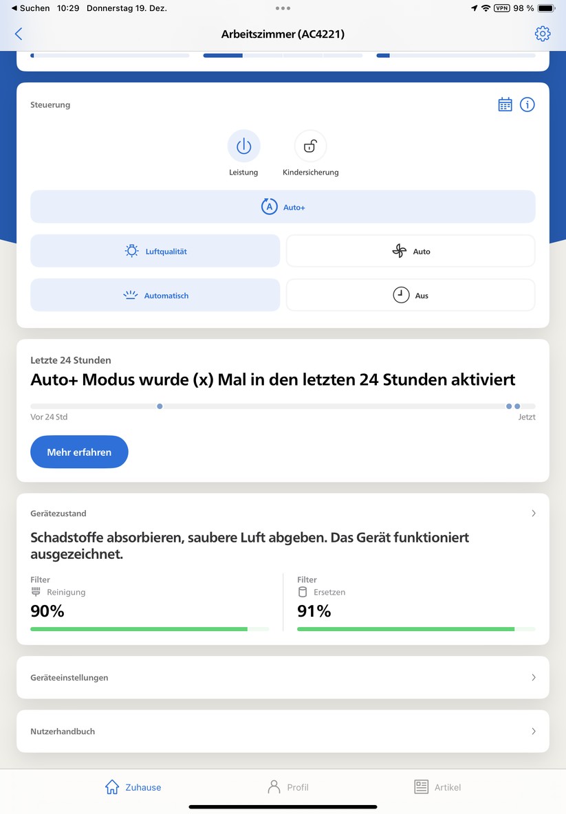 Mit der App Air+ können Anwender den Philips-Lufteiniger nicht nur einfach steuern und Zeitpläne anlegen. Sie bietet auch Informationen zur Funktionsweise des Geräts und zur Luftqualität. Außerdem integriert sie das Benutzerhandbuch und erläutert die Vorgehensweise für Reinigung und Austausch der Filter. 